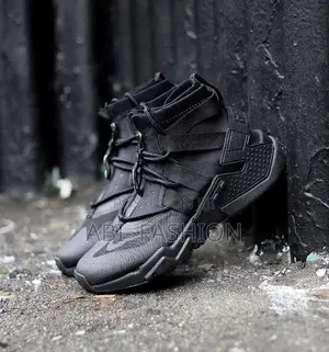 Nike Huarache Grip “Triple Black” All-Black Sneakers — New Arrival