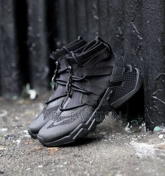 Nike Huarache Grip “Triple Black” All-Black Sneakers — New Arrival