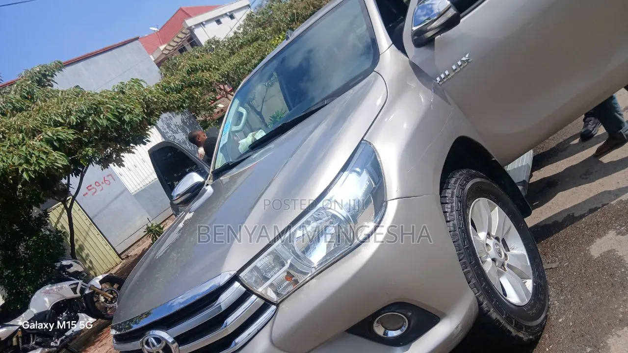 Toyota Hilux Revo Smart Cab Deisel 2.4 RWD 2017 Beige