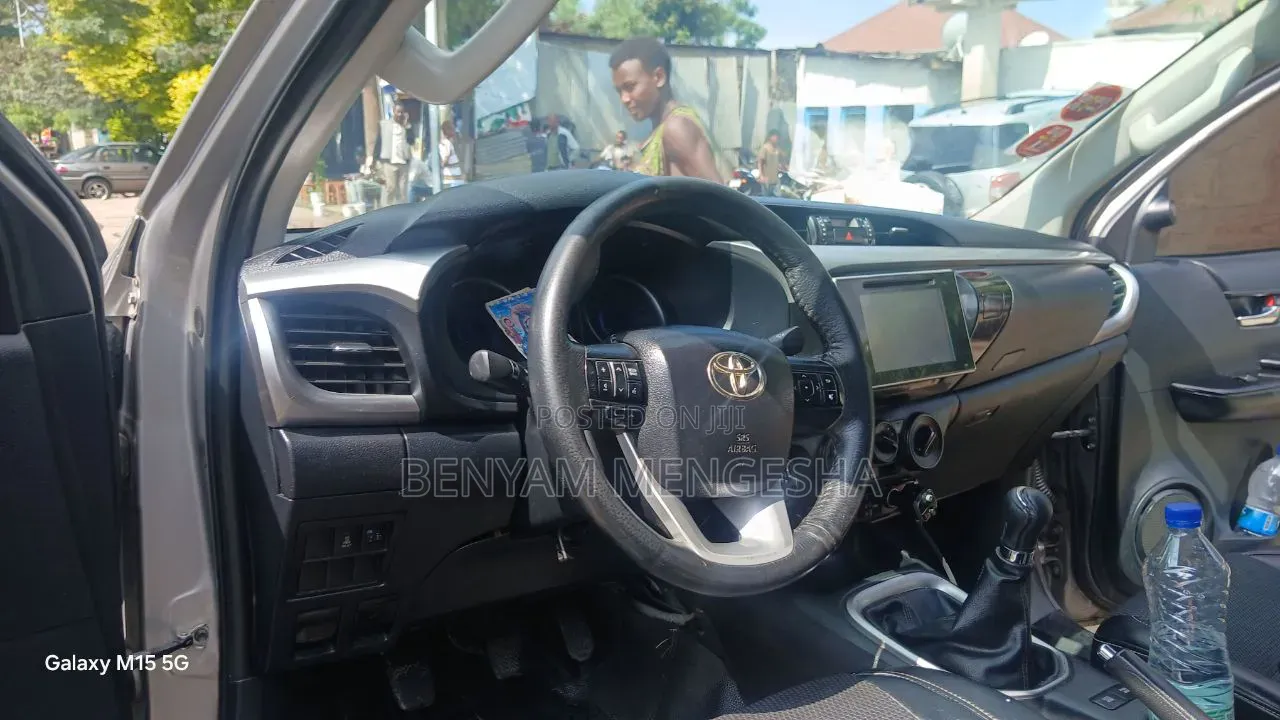 Toyota Hilux Revo Smart Cab Deisel 2.4 RWD 2017 Beige