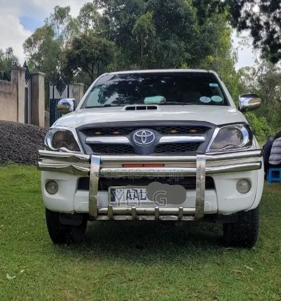 Toyota Hilux 2010 White