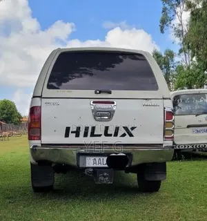 Toyota Hilux 2010 White