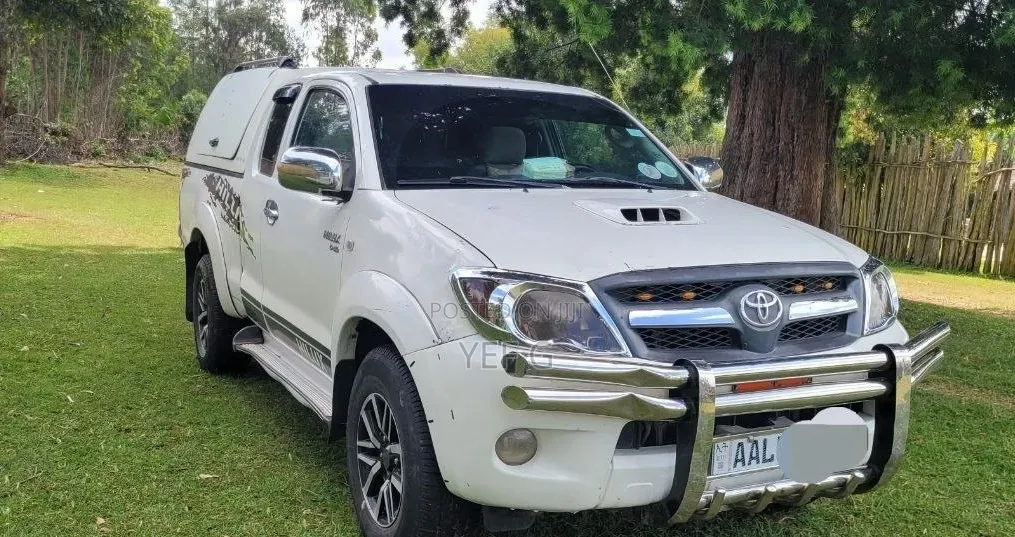 Toyota Hilux 2010 White