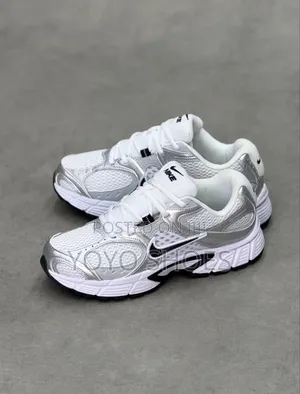 Nike V5 RNR White/Black Unisex Fashion Sneaker Shoe