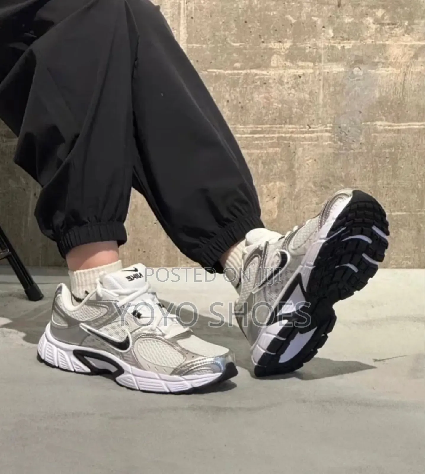 Nike V5 RNR White/Black Unisex Fashion Sneaker Shoe