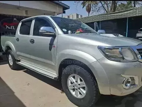 Toyota Hilux 2012 Silver