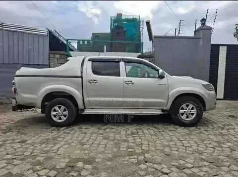 Toyota Hilux 2012 Silver