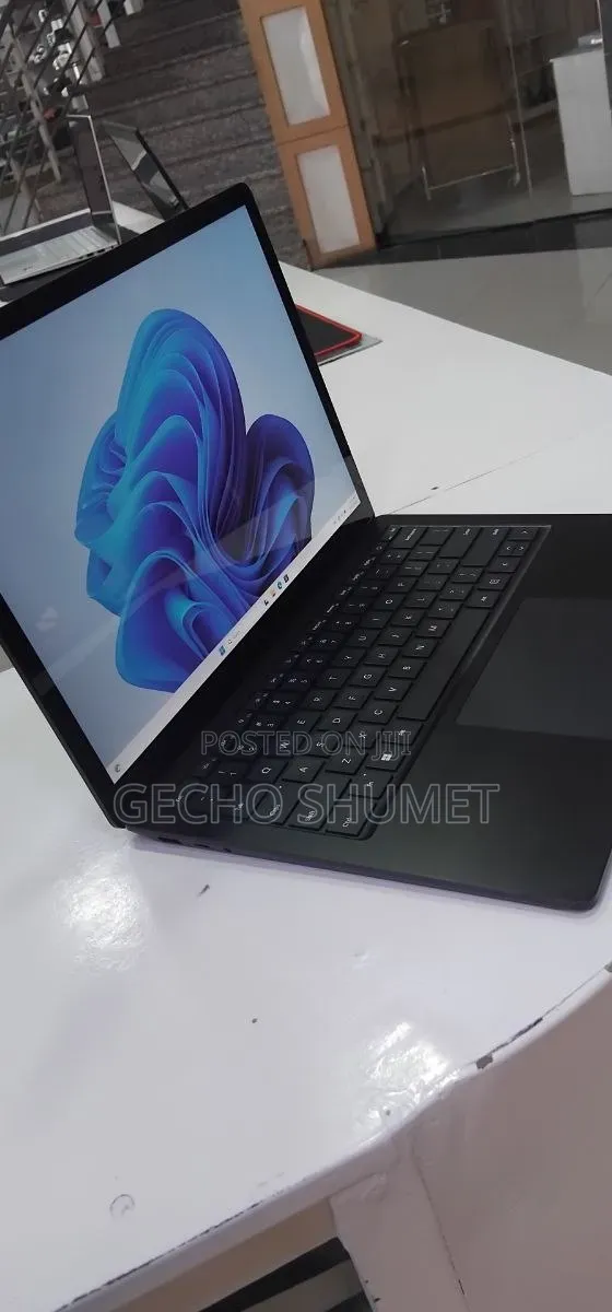 New Laptop Microsoft Surface 16GB Intel Core i7 SSD 512GB