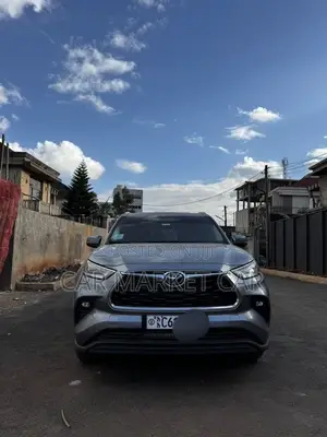 Toyota Highlander XLE 2021 Gray