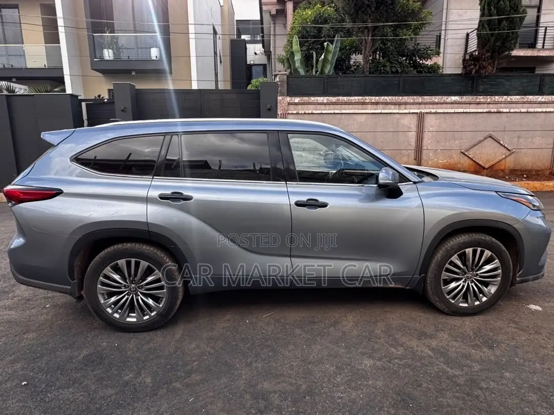 Toyota Highlander XLE 2021 Gray