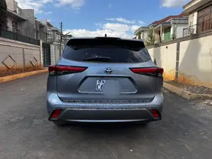 Toyota Highlander XLE 2021 Gray