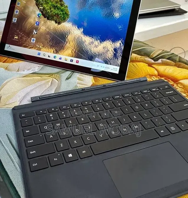 New Laptop Microsoft Surface 8GB Intel Core i5 SSD 256GB