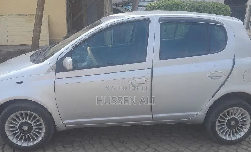 Toyota Vitz 2001 Silver