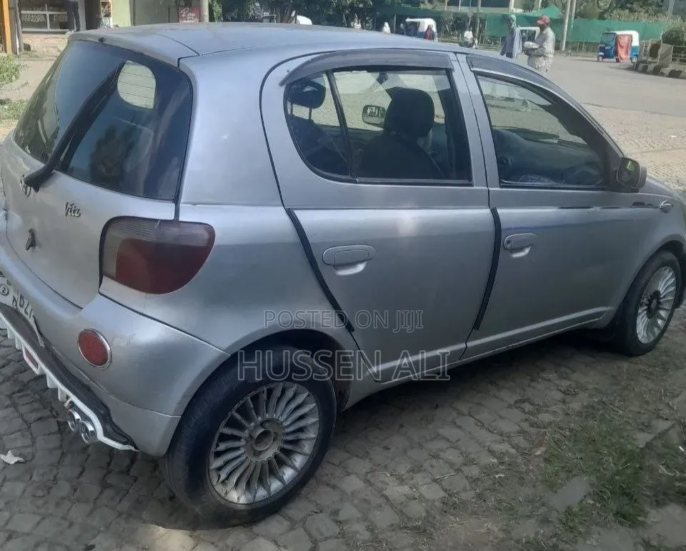 Toyota Vitz 2001 Silver