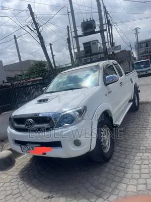 Toyota Hilux 2011 White