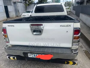 Toyota Hilux 2011 White