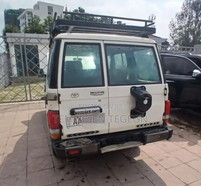 Toyota Land Cruiser 2012 White