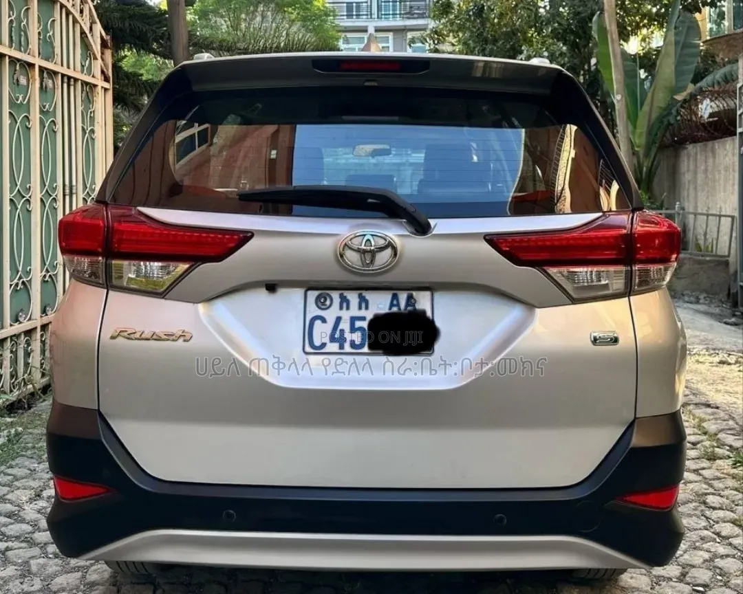 Toyota Rush 2023 Silver