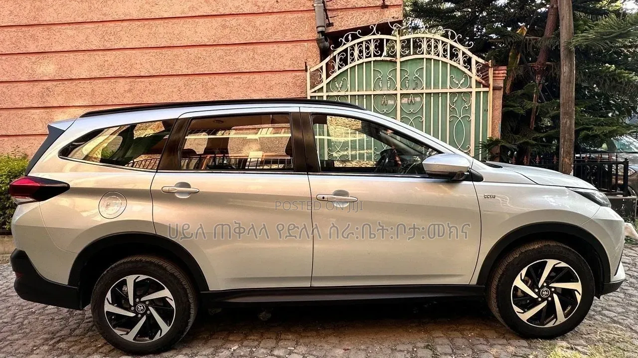 Toyota Rush 2023 Silver