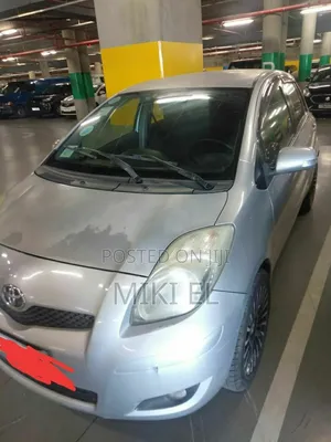 Toyota Yaris Base Hatchback 5dr 2010 Silver