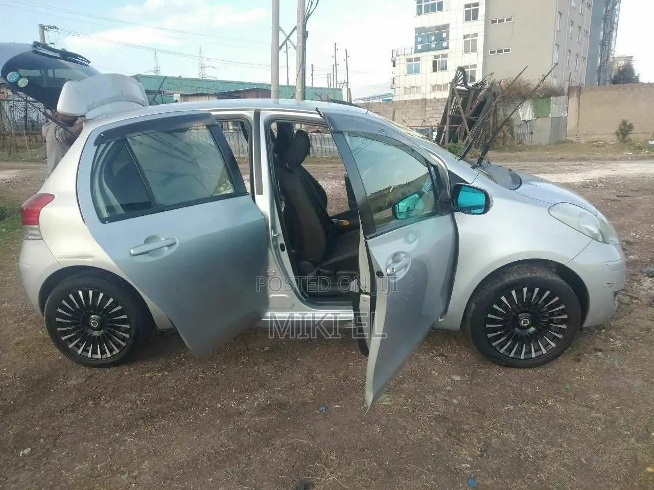 Toyota Yaris Base Hatchback 5dr 2010 Silver