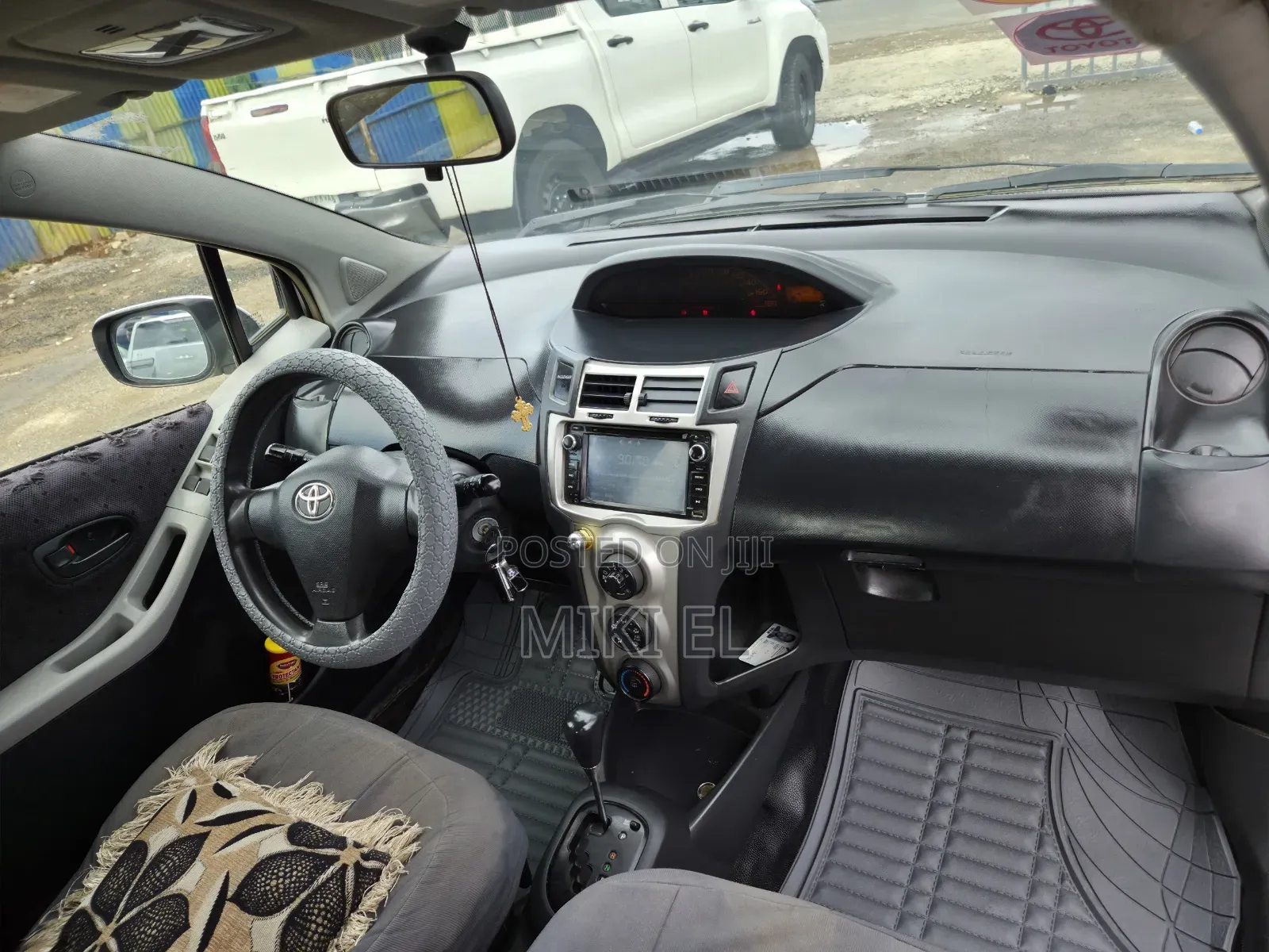 Toyota Yaris Base Hatchback 5dr 2010 Silver
