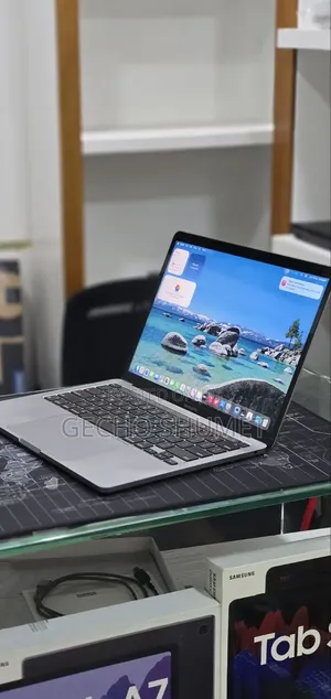 New Laptop Apple MacBook Pro 2020 M1 16GB Apple M1 Pro SSD 256GB