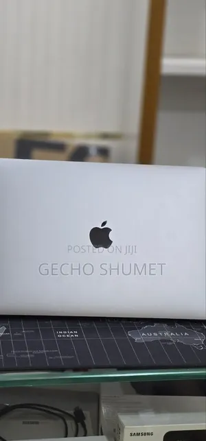 New Laptop Apple MacBook Pro 2020 M1 16GB Apple M1 Pro SSD 256GB
