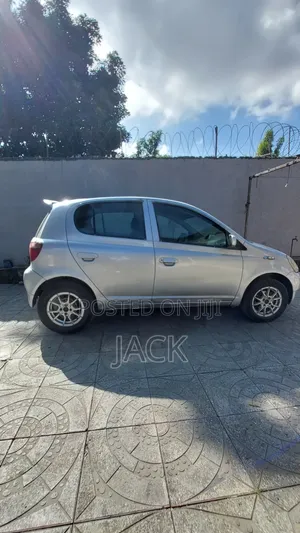 Toyota Vitz 2001 Silver