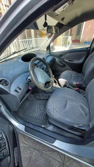 Toyota Vitz 2001 Silver