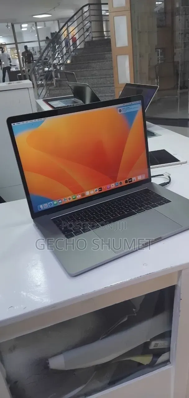 New Laptop Apple MacBook Pro 2017 16GB Intel Core i7 SSD 512GB