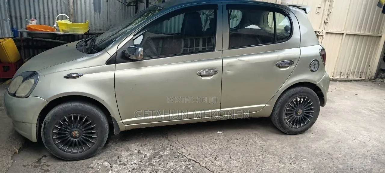 Toyota Vitz 2001 Gold
