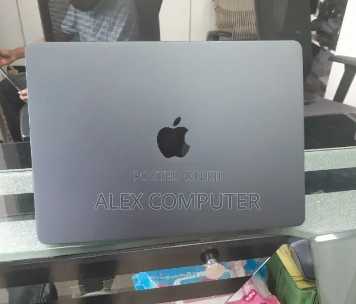 New Laptop Apple MacBook Air 2024 M3 24GB Apple M3 SSD 512GB