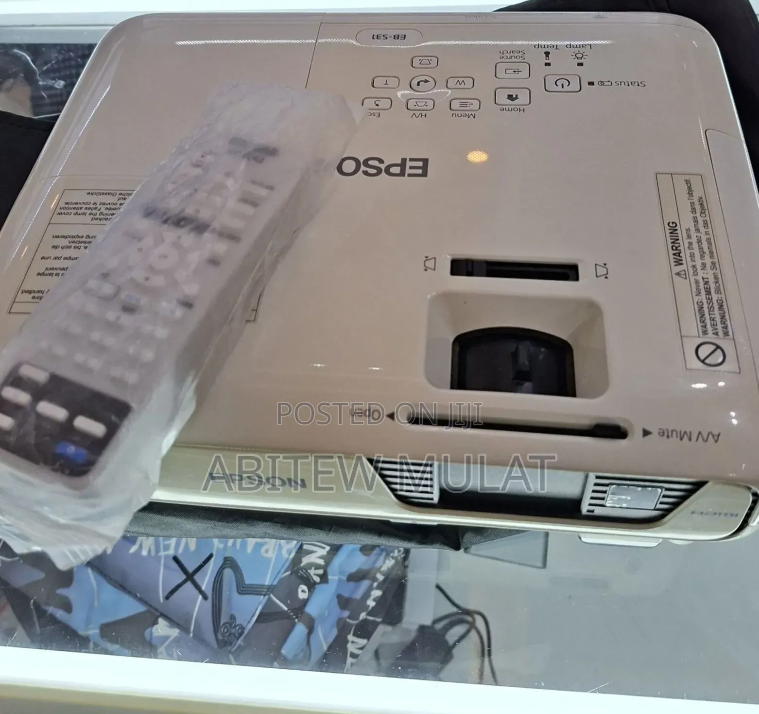 EPSON Projector Model Name: EB-S31 Has : Bag & Remote Hardwa
