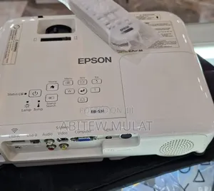 EPSON Projector Model Name: EB-S31 Has : Bag & Remote Hardwa