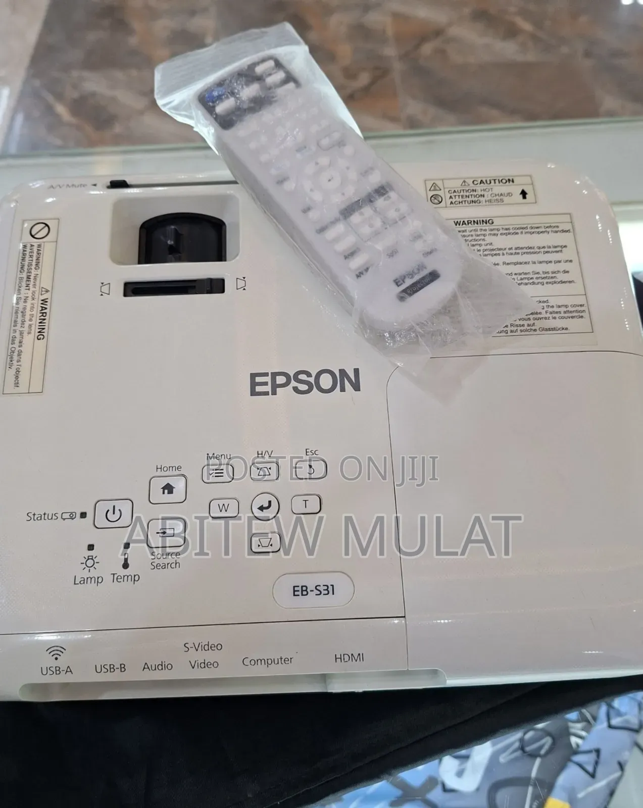 EPSON Projector Model Name: EB-S31 Has : Bag & Remote Hardwa