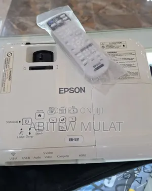 EPSON Projector Model Name: EB-S31 Has : Bag & Remote Hardwa
