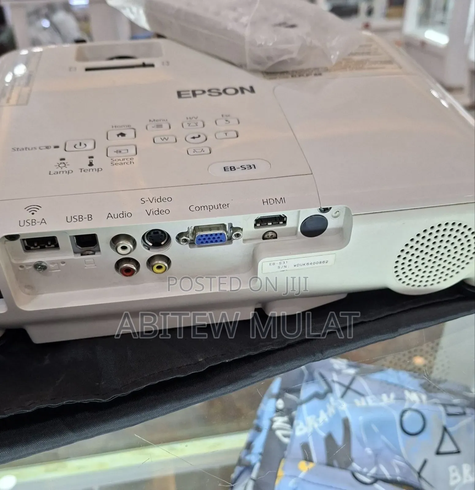 EPSON Projector Model Name: EB-S31 Has : Bag & Remote Hardwa