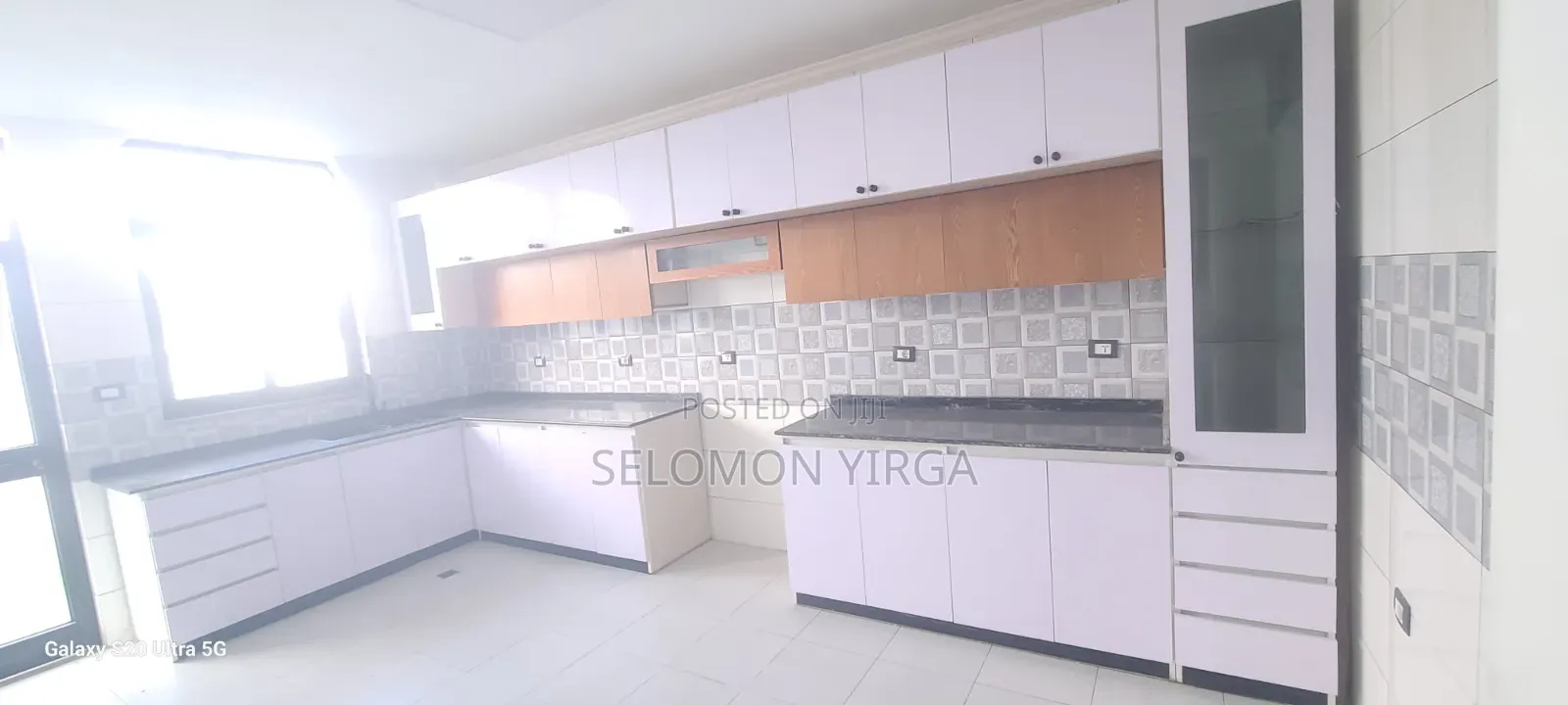 11bdrm House in Adis Ababa, Bole for sale