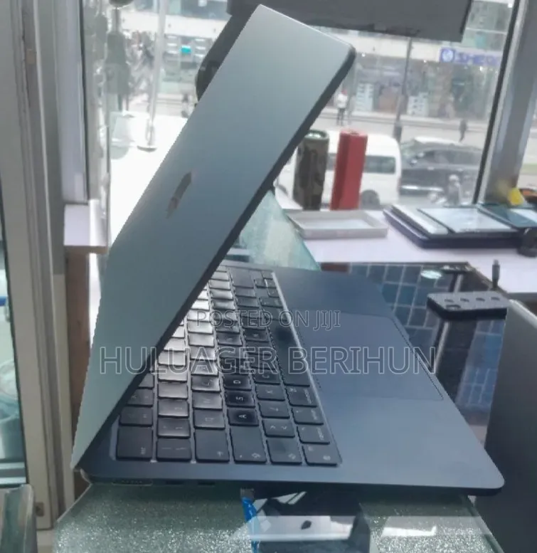 New Laptop Apple MacBook Air 2024 M3 24GB Apple M3 SSD 512GB