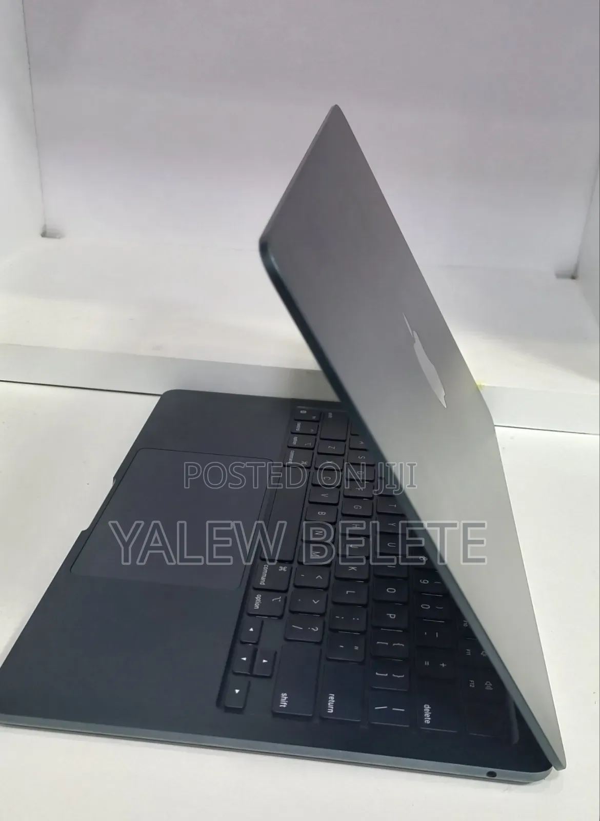New Laptop Apple MacBook Air 2022 M2 8GB Apple M2 SSD 256GB