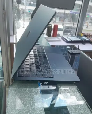New Laptop Apple MacBook Air 2024 M3 24GB Apple M3 SSD 512GB