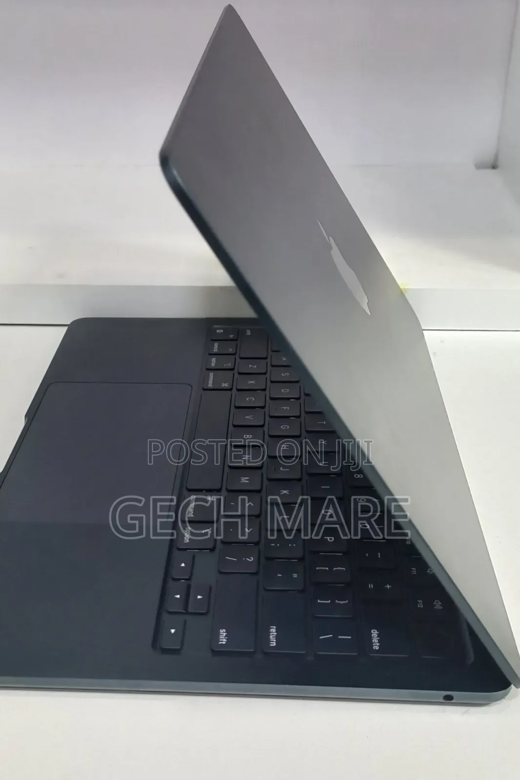 New Laptop Apple MacBook Air 2022 M2 8GB Intel SSD 256GB