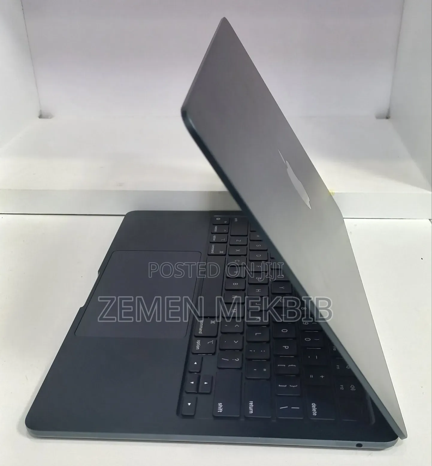 New Laptop Apple MacBook Air 2022 M2 8GB Apple M2 SSD 256GB