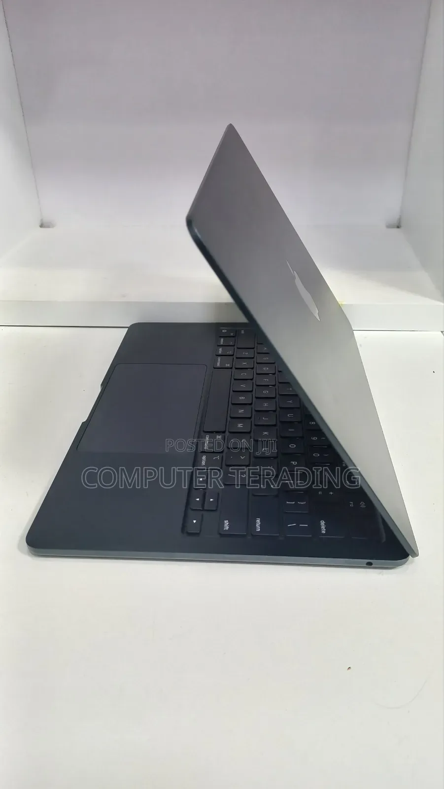 New Laptop Apple MacBook Air 2022 M2 8GB Apple M2 SSD 256GB