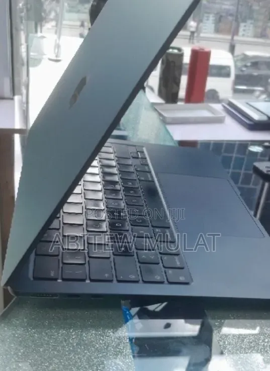 New Laptop Apple MacBook Air 2024 M3 24GB Apple M3 SSD 512GB