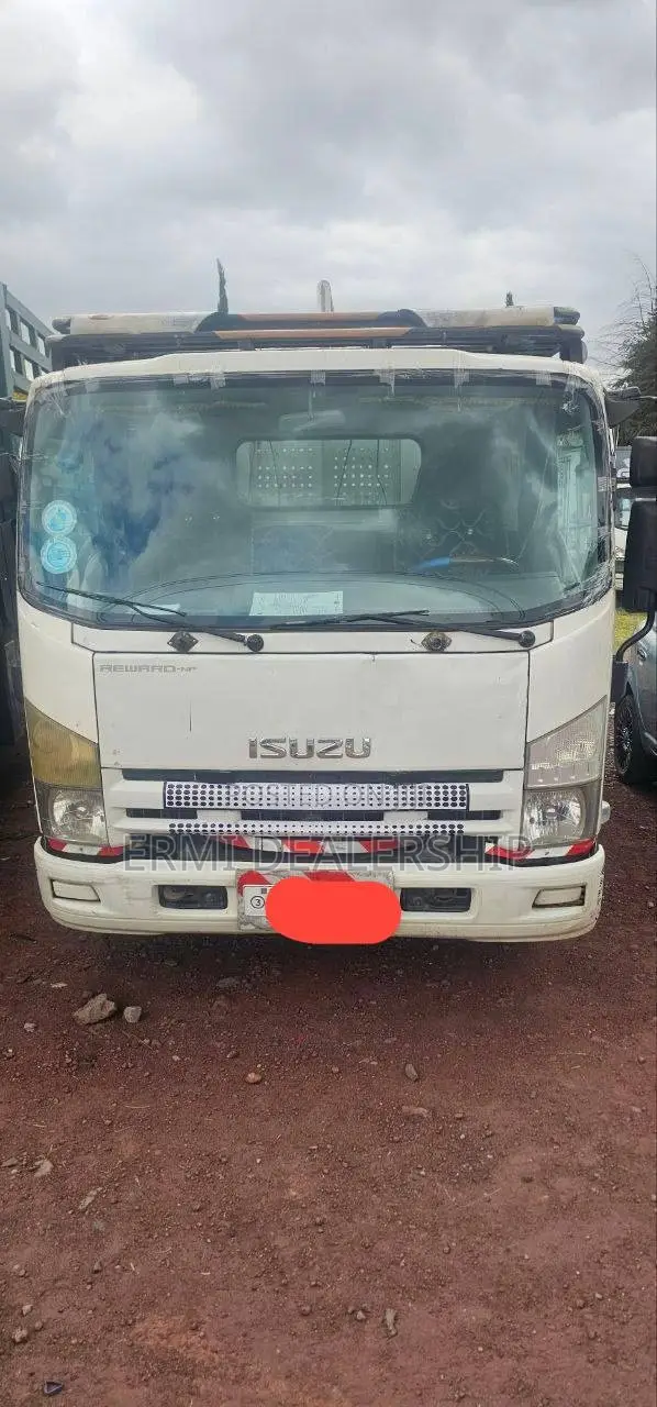 Isuzu ELF Truck 2022 White