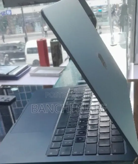 New Laptop Apple MacBook Air 2024 M3 24GB Apple M3 SSD 512GB