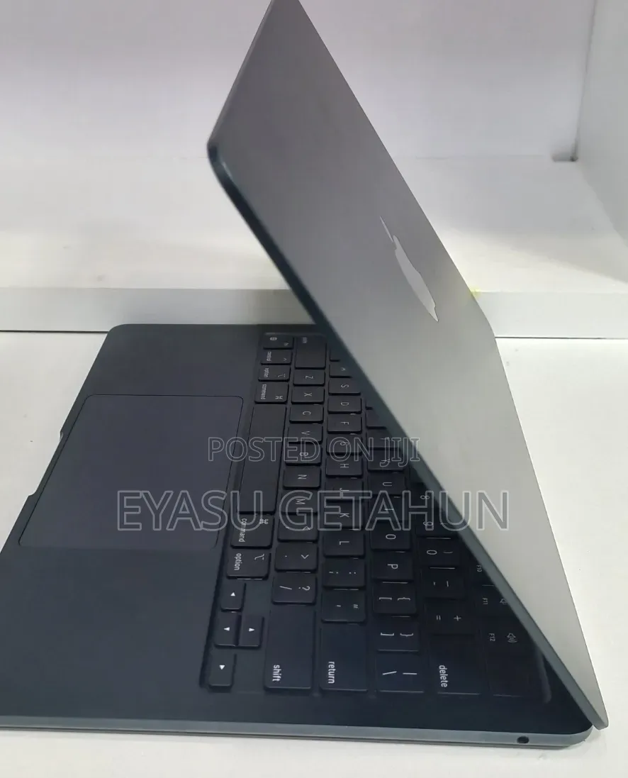 New Laptop Apple MacBook Air 2022 M2 8GB Apple M2 SSD 256GB