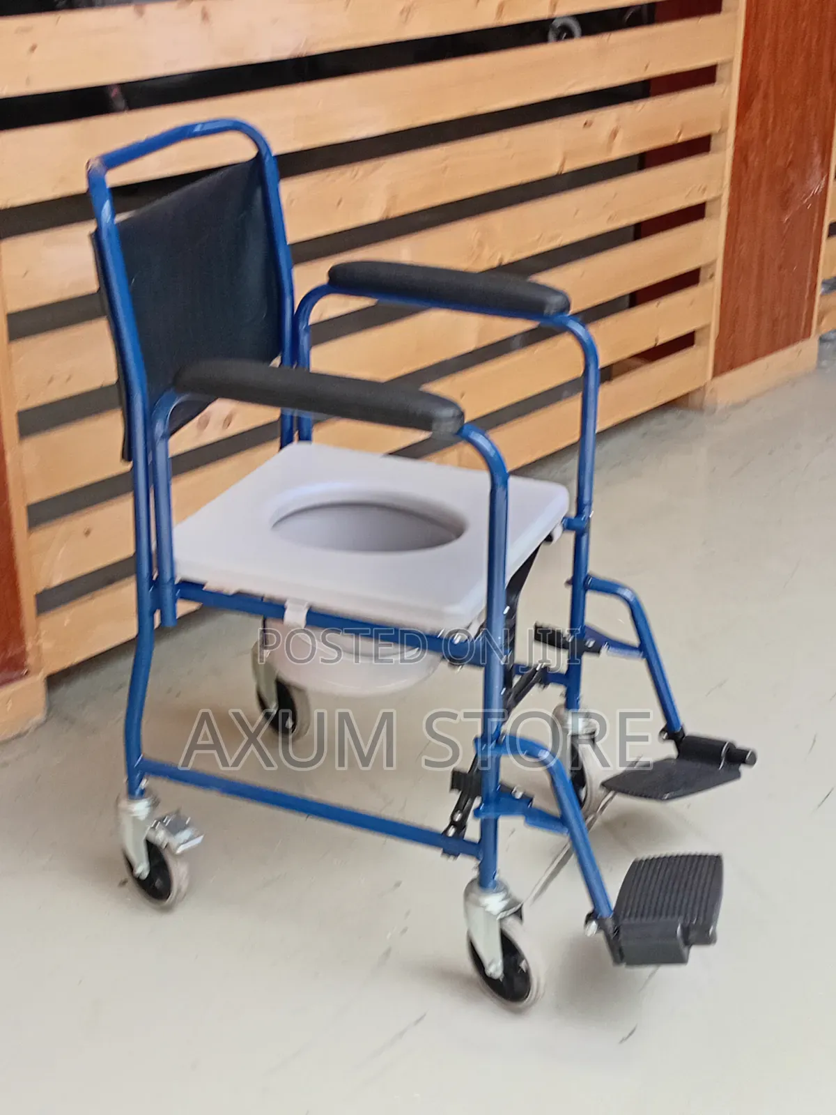 ባለ እግር ማረፊያ የሽንት ቤት ወንበር – Commode Chair With Footrests